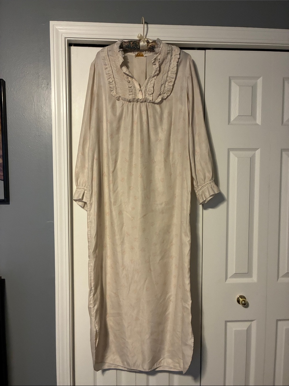 Women's Long VTG Barbizon Cream Nightgown with Floral design and Ruffle Yoke